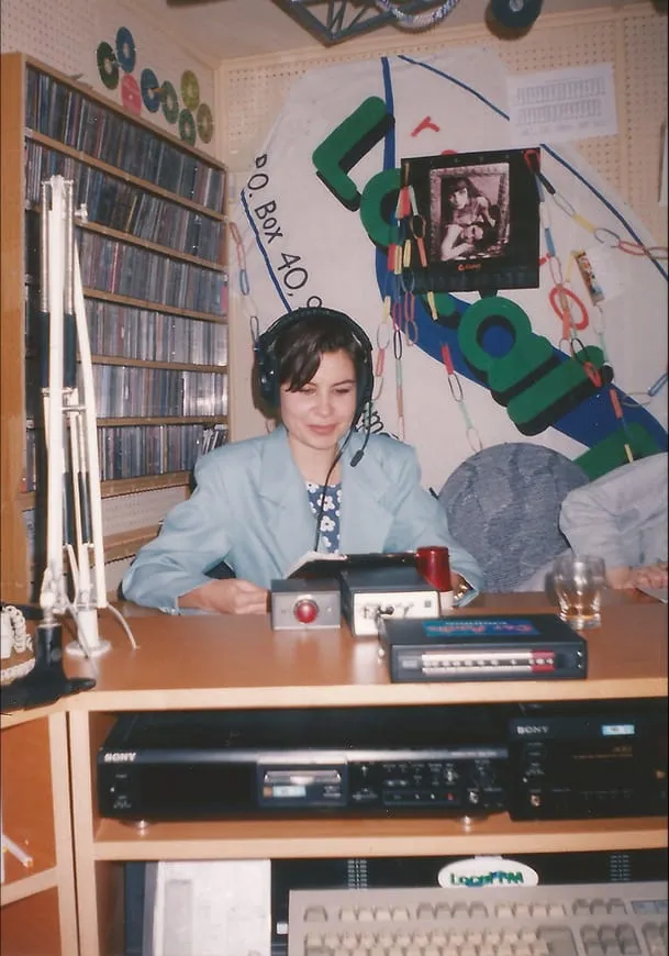 Marcela Bogdányová so slúchadlami za mikrofónom v štúdiu rádia Local FM Komárno