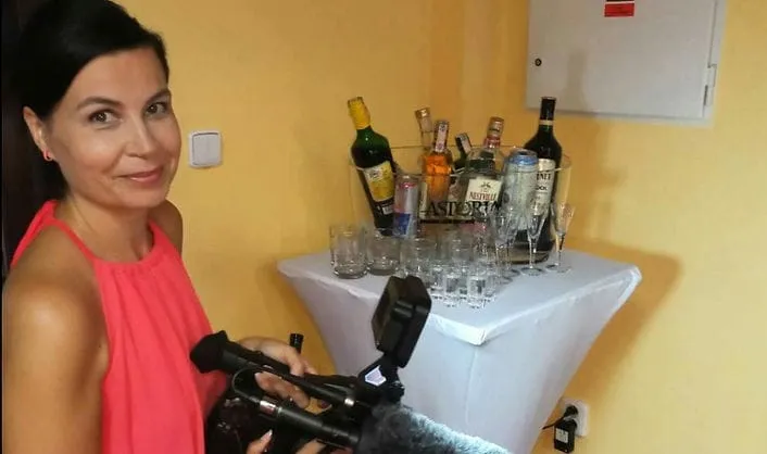 Marcela Bogdányová s kamerou na spoločenskej akcii