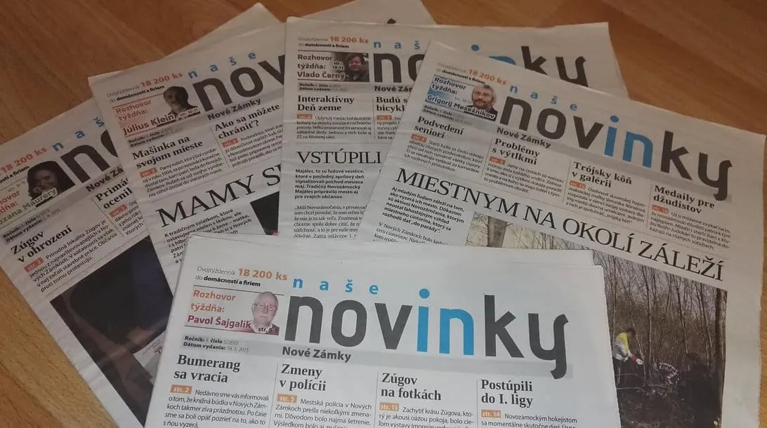Vydania novín Naše Novinky Nové Zámky rozložené na stole