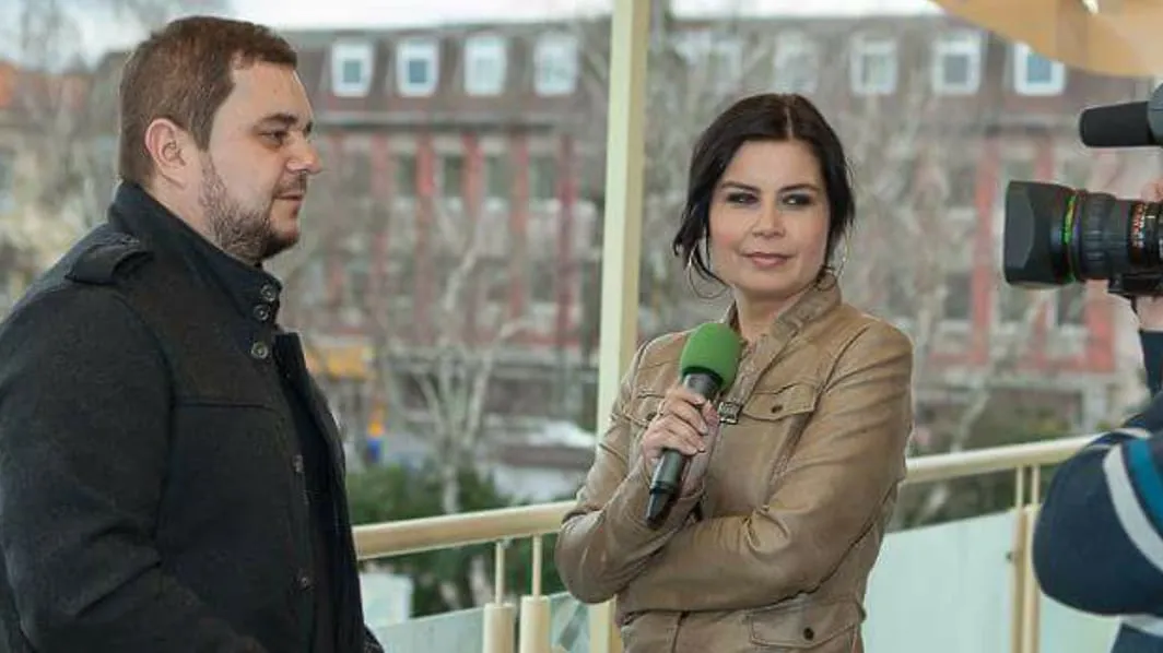 Marcela Bogdányová s mikrofónom počas rozhovoru pre TV Central